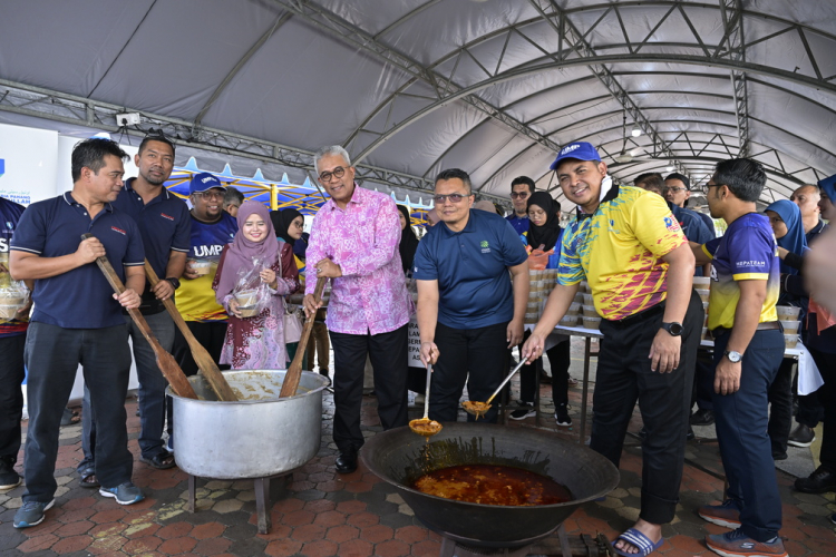 UMPSA edar 2,000 bubur lambuk, 500 pek gulai kawah untuk komuniti berbuka puasa