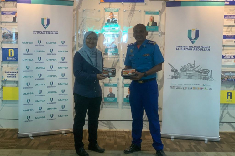 UMPSA serah 200 pek makanan retort bagi Program Jejak Warisan Pahang–Lingga