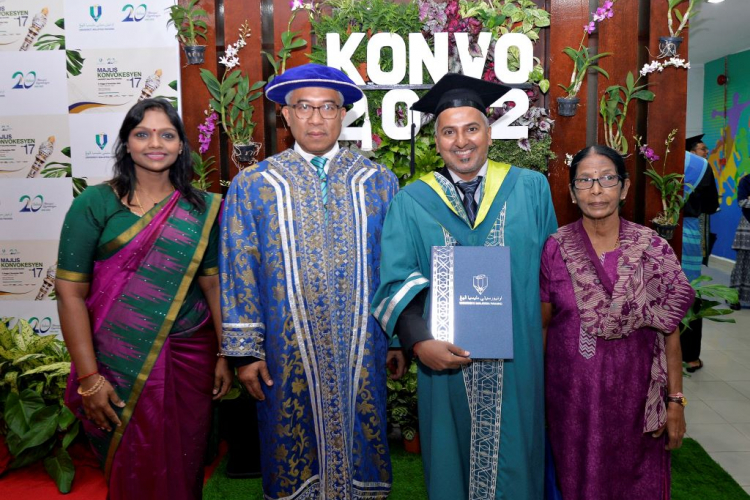 Wartawan NST terima ijazah sarjana UMP