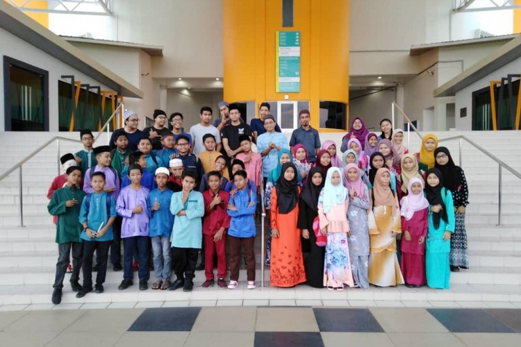 Year Six pupils thrilled to join UMP students for iftar in campus