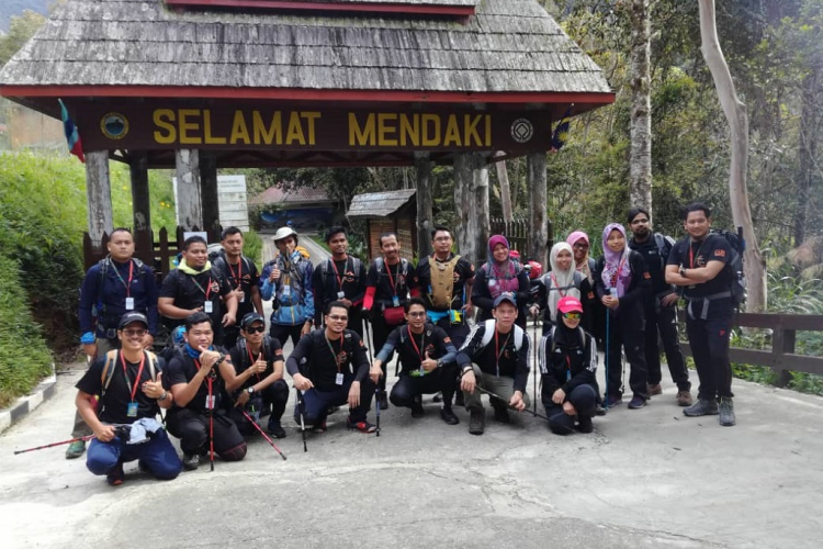 20 UMP staff ‘conquered’ Mount Kinabalu