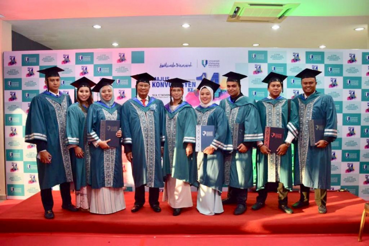 9 Sekeluarga Bergraduasi Serentak