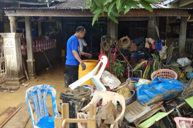 Sukarelawan UMP bergotong-royong bersihkan rumah akibat banjir