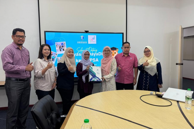 Pasangan kembar antara pelajar sulung tajaan YDD di UMPSA