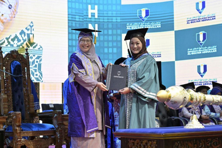 Yana Samsudin dalam Berpantang Naik Pentas Konvokesyen UMPSA