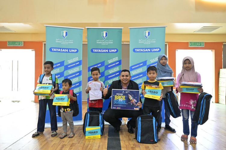 Yayasan UMP sumbang kelengkapan sekolah buat anak-anak staf