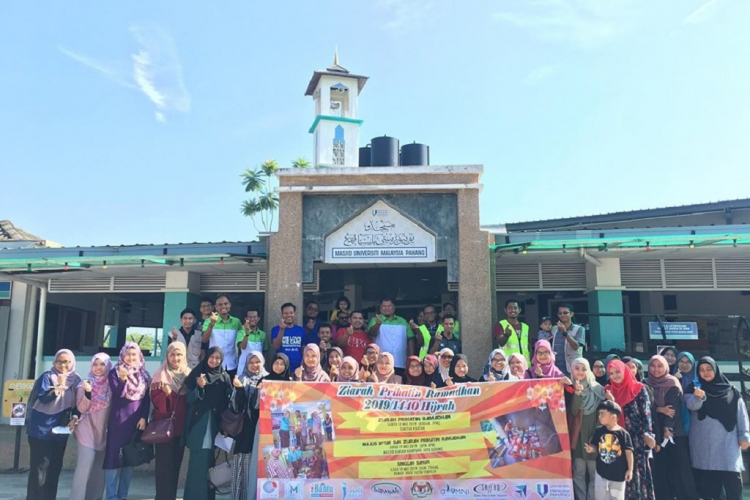 Ziarah Prihatin Ramadan: UMP Alumni extends help, brings cheers to Asnaf