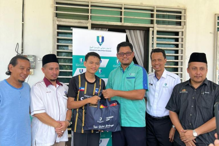 Ziarah Kasih UMP bertemu pelajar cemerlang SPM 11A