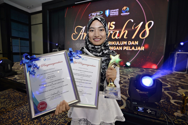 Keen interest and leadership talent reward Siti Aisyah with UMP Role Model Award