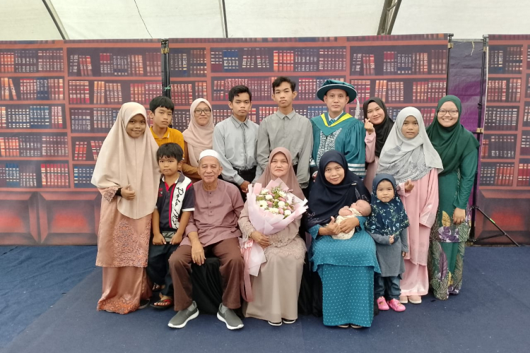 11 tahun berjuang, kini Dr. Abdullah Fairuzullah genggam PhD