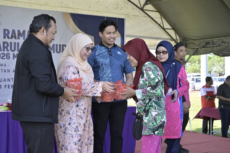 UMPSA santuni komuniti edar bubur lambuk bersempena dengan Program Indahnya Ramadan