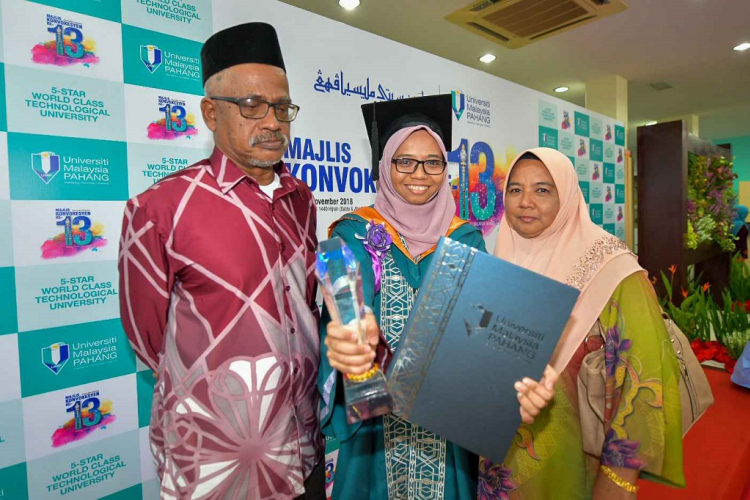 Daughter of Felda Settler presented with Royal Academic Award (Excellence Award)