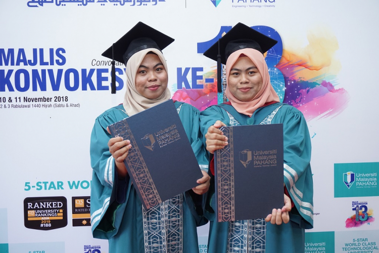 Kembar Terima Ijazah UMP Serentak