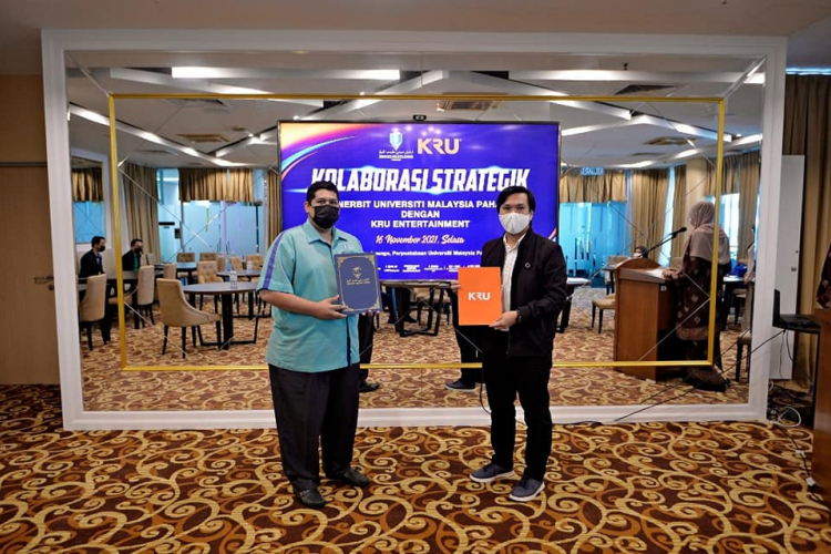 PEKAN, 16 November 2021 - Penerbit Universiti Malaysia Pahang (UMP) dan KRU Entertainment baru-baru ini menjalinkan kolaborasi strategik yang melibatkan segmen penerbitan buku audio, pembangunan kandungan kreatif, studio pelbagai guna, latihan media sosial, pembangunan kompetensi digital dan kerjasama e-dagang.  Penyerahan Surat Niat tersebut dimeterai antara KRU Entertainment yang diwakili oleh Ketua Pemasaran Kumpulan KRU, Noor Hafeez Hashim dan Pengarah Kumpulan Kreatif merangkap Ketua Prodigital Lab KRU