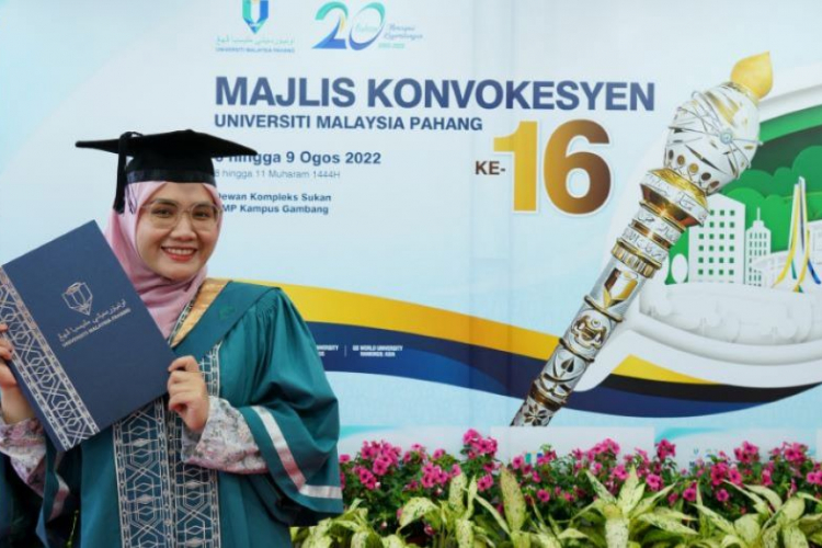 Ops Hantar Pelajar Pulang Volunteer, Nik Athirah receives Srikandi Matahari Award