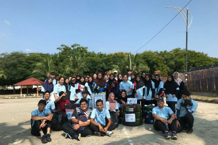 ‘Gotong Royong’ by UMP students to clean up Batu Hitam beach