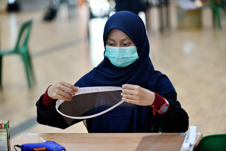 Pelindung Muka D.I.Y Buat Petugas Barisan Hadapan 