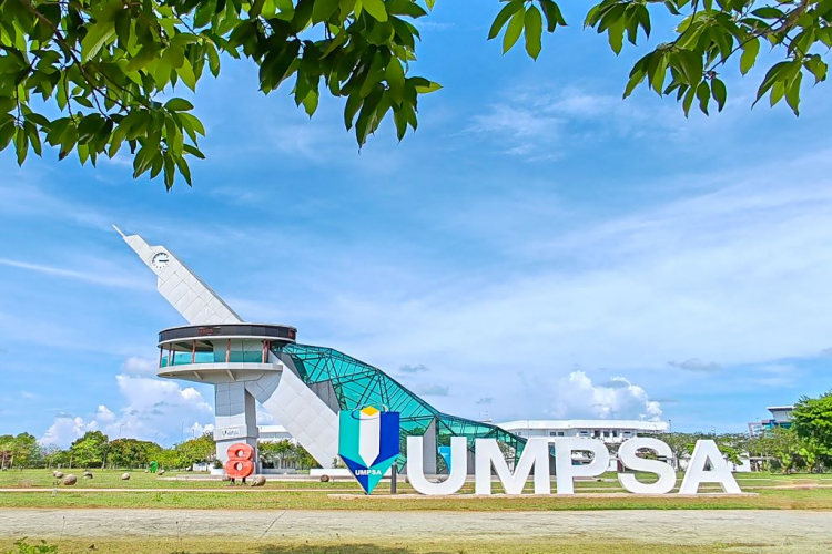 Menara Jam yang merupakan simbolik kepada Universiti Malaysia Pahang Al-Sultan Abdullah (UMP) ini terletak di kampus Pekan. Ia mulai dibina pada 3 Ogos 2016 dan siap sepenuhnya pada 25 November 2016.