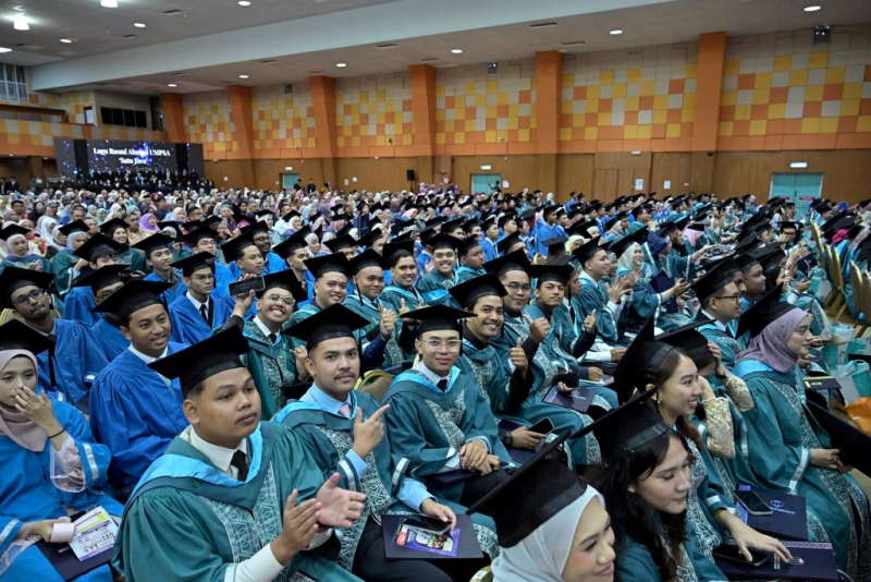 1,854 graduan terima ijazah dan diploma pada hari kedua Majlis Konvokesyen UMPSA
