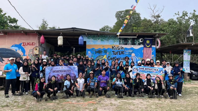100 pelajar UMPSA santuni alam, tanam 200 pokok bakau dan lepas 100 anak penyu