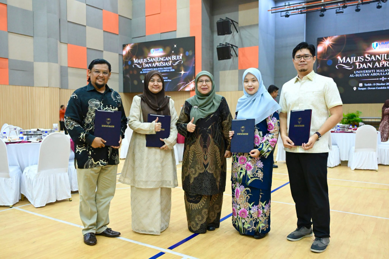 Perjalanan membina kecemerlangan Universiti Malaysia Pahang Al-Sultan Abdullah (UMPSA) turut diwarnai kisah dua pasangan suami isteri yang bersama-sama mencurahkan bakti dan komitmen dalam melaksanakan amanah sebagai warga universiti.  Kisah tersebut dikongsikan menerusi sesi temu bual bersama Ketua Jabatan (Bahasa Asing), Pusat Bahasa Moden (PBM), Dr. Nor Yazi Khamis, dan suami, Ketua Teknikal, PBM, Dr. Azwin Arif Abdul Rahim, bersempena dengan Majlis Sanjungan Budi dan Apresiasi 2026 yang berlangsung di U