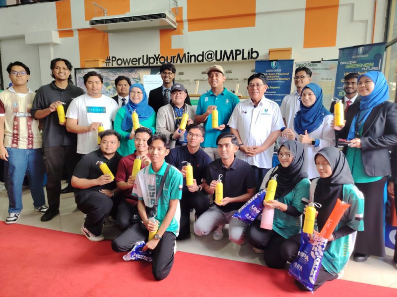 3,000 Botol Air Diserahkan kepada Pelajar UMPSA