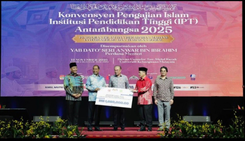 20 pelajar B40 UMPSA terima komputer riba sumbangan Yayasan Taqwa MAWIP