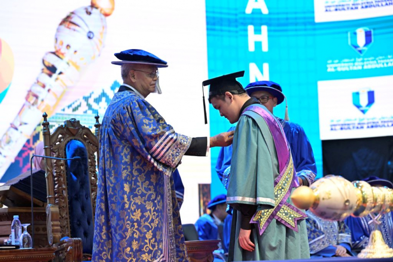 Abraham Lim Bing Sern graduan Analitik Data terima Anugerah Kecemerlangan UMPSA Holdings Sdn. Bhd.