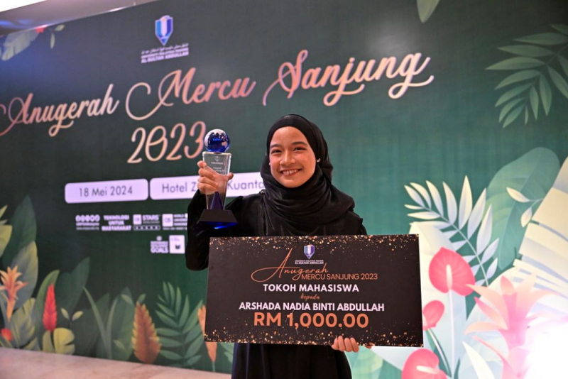 Arshada Nadia julang Anugerah Tokoh Mahasiswa UMPSA