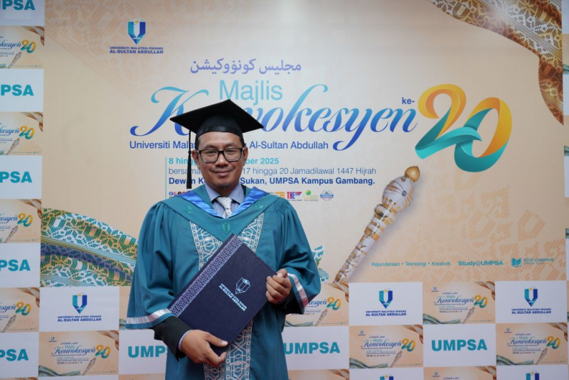 Bapa dan anak rai kejayaan bersama di 2 majlis konvokesyen berbeza