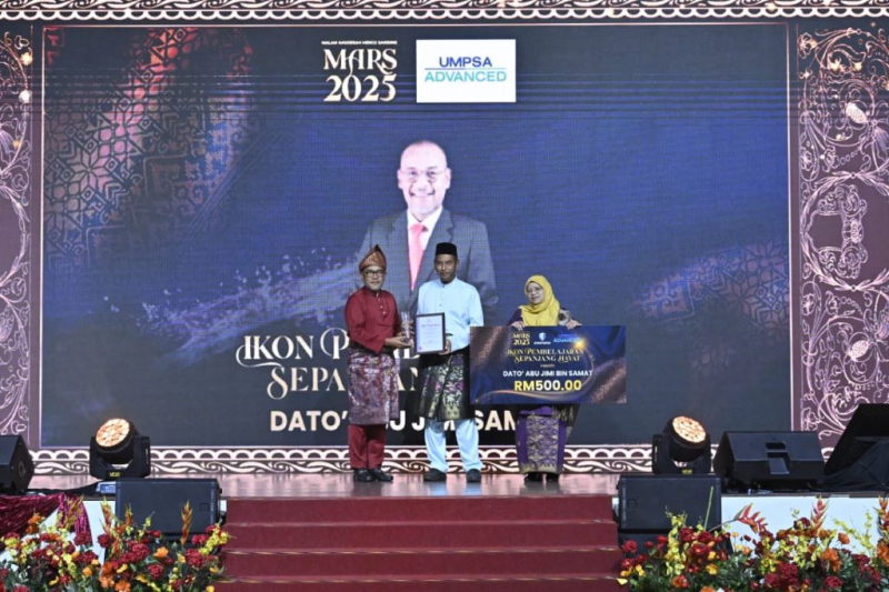 Dato’ Abu Jimi Samat terima Anugerah Ikon Pembelajaran Sepanjang Hayat 