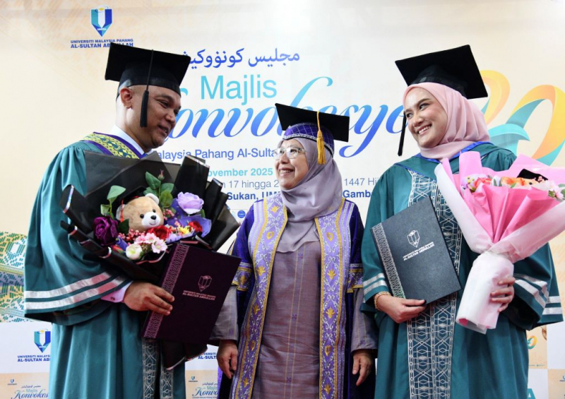 Detik indah pasangan suami isteri, terima Master Eksekutif bersama 