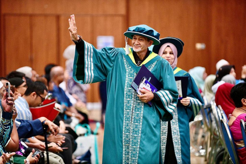 Dr. Haji Mohamad Nawawy tamat PhD pada usia 74 tahun, anak sulung jadi pendorong