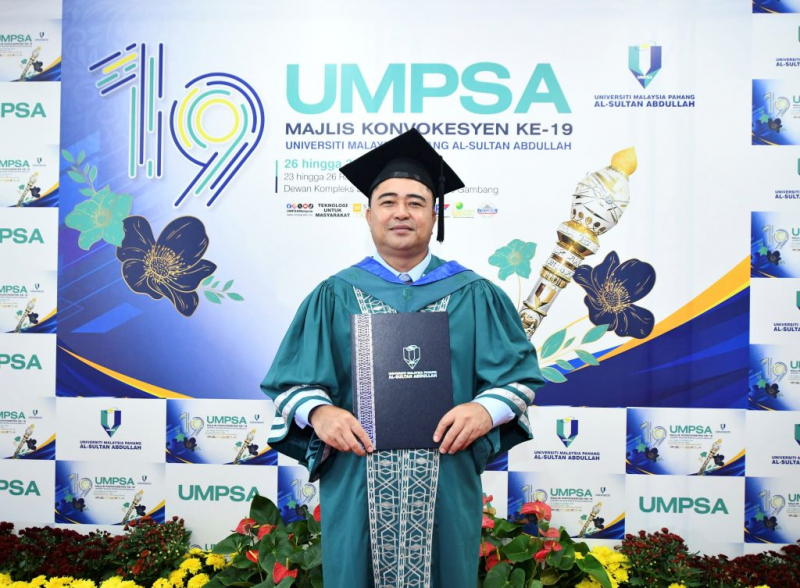 Only learned to read in form 2, Ali, a Plantation Manager from Sabah, successfully earns his degree 