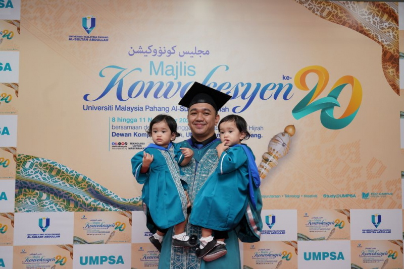 Kembar cilik rai kejayaan ayah di Majlis Konvokesyen UMPSA Ke-20