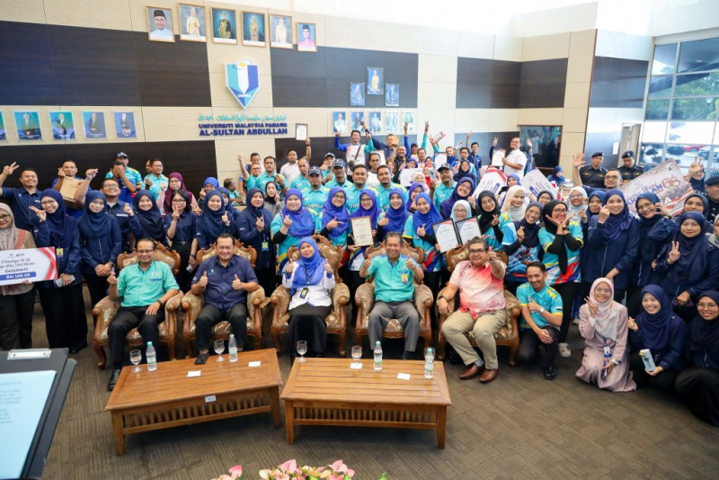 Universiti Malaysia Pahang Al-Sultan Abdullah (UMPSA) hari ini mengadakan Majlis Penutup Sambutan Hari Kebangsaan Ke-68 dan Hari Malaysia 2025 peringkat universiti bertempat di Dewan Bankuet, UMPSA Pekan. Hadir merasmikan majlis penutup, Timbalan Naib Canselor (Penyelidikan dan Inovasi), Profesor Ts. Dr. Aida Mustapha yang mewakili Naib Canselor, Profesor Dr. Yatimah Alias. Sepanjang lebih sebulan, pelbagai aktiviti dijalankan bagi menyenarakkan sambutan di UMPSA ini yang melibatkan 13 program di bawah l