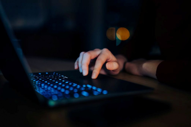 Skrin Gelap dan Budaya Akademik yang Tenang