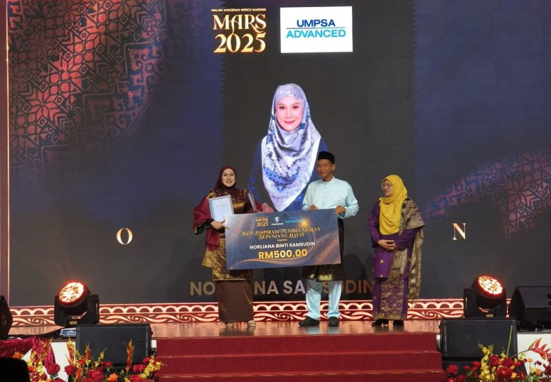 Norliana Samsudin terima Anugerah Ikon Inspirasi Pembelajaran Sepanjang Hayat UMPSA Advanced