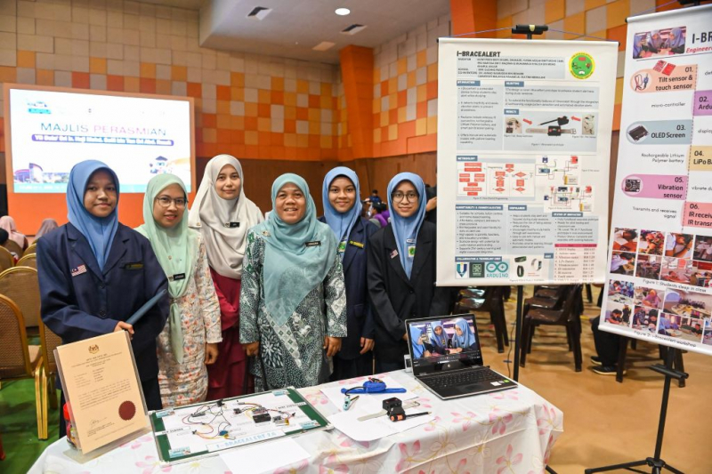 SMK Gudang Rasau student creates I-Bracealert to prevent dozing off in class, wins gold and Special Award at CITREX 2025