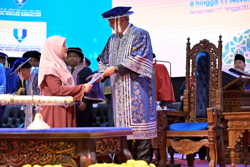 Terima Anugerah Anumerta, isteri kongsi impian arwah suami genggam Doktor Falsafah