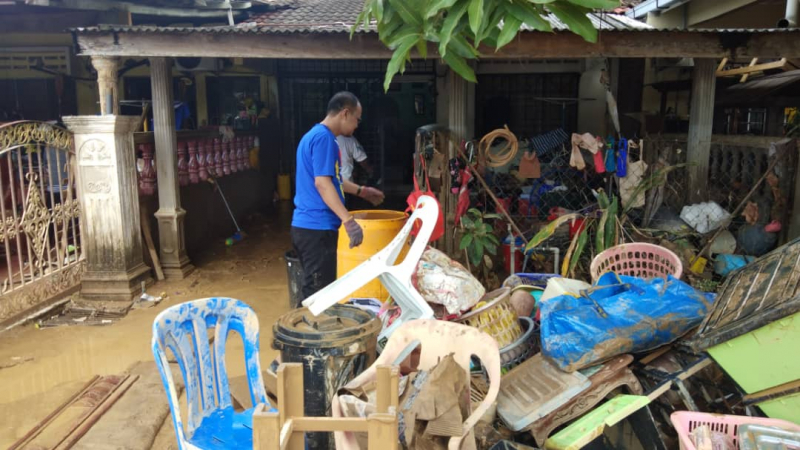 UMP volunteers work together to clean houses due to flood