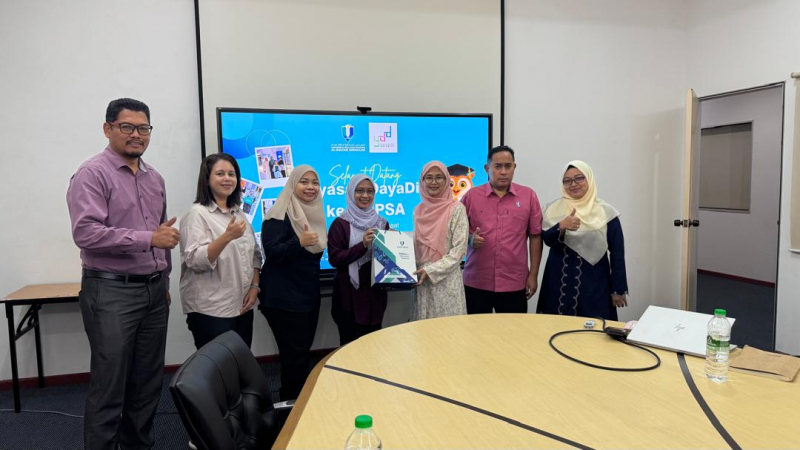 Pasangan kembar antara pelajar sulung tajaan YDD di UMPSA