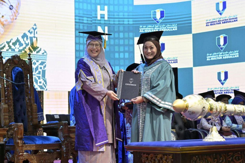 Yana Samsudin dalam Berpantang Naik Pentas Konvokesyen UMPSA