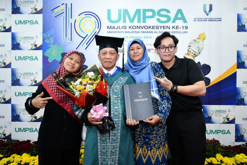 Yusuf Abdullah graduan 70 tahun curi tumpuan di Majlis Konvokesyen UMPSA Ke-19