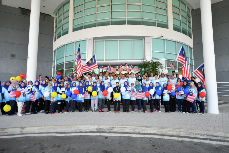 Peserta Fun Walk Berjalan Sambil Kibar Jalur Gemilang