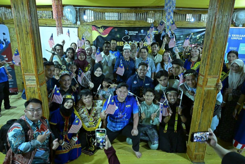 The waving of the Jalur Gemilang Energizes the Closing Ceremony of the Kembara Prihatin@Bumi Kenyalang